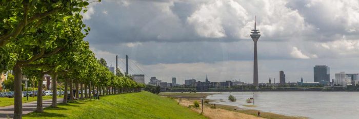 Kunstbild Panorama aus Düsseldorf , Rhein, Rheinturm & Oberkassel